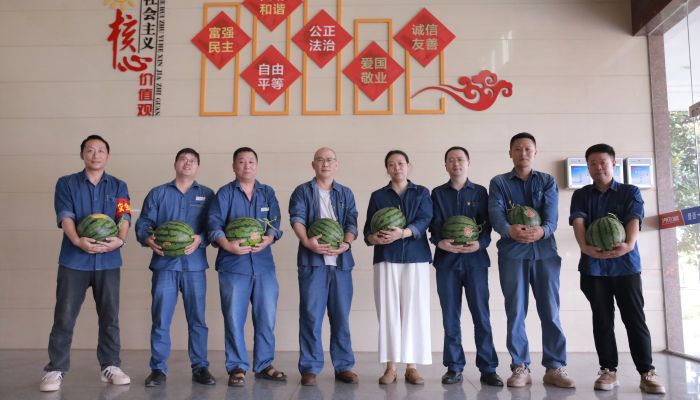 酷暑施工抢进度 清凉暖心保攻坚——泸天化油脂工会开展夏日送清凉慰问活动